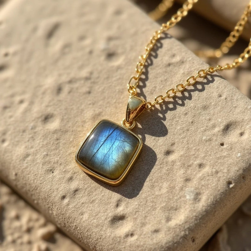 Pendentif "Bouclier de Lumière" en Labradorite