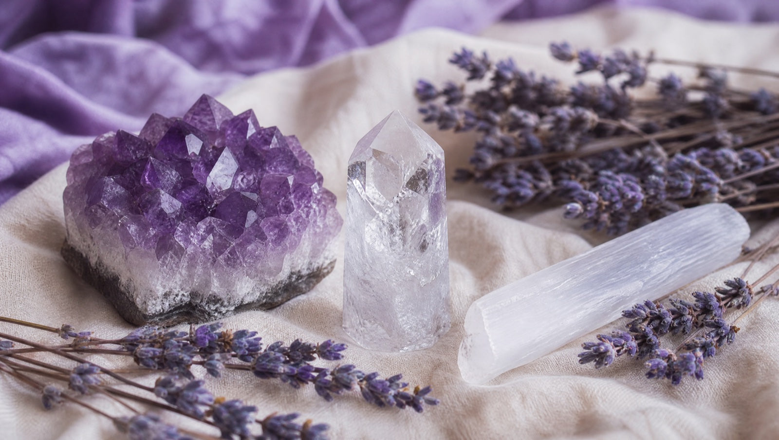 Améthyste, cristal de roche et sélénite avec brins de lavande, pierres du chakra couronne