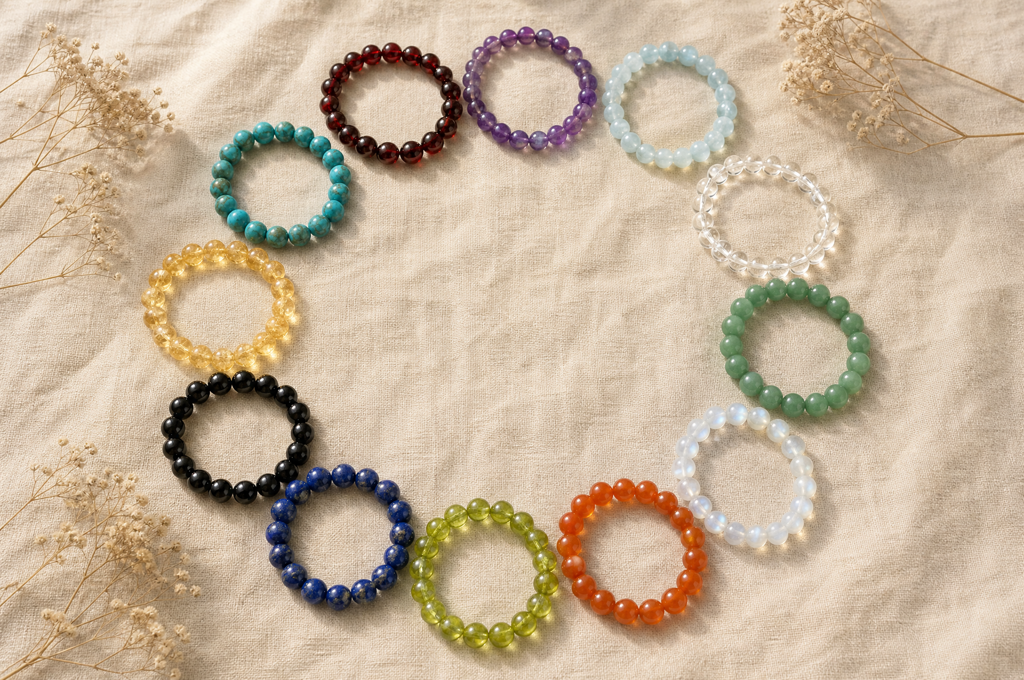 Douze bracelets en pierres de naissance disposés en cercle, un par mois de l'année