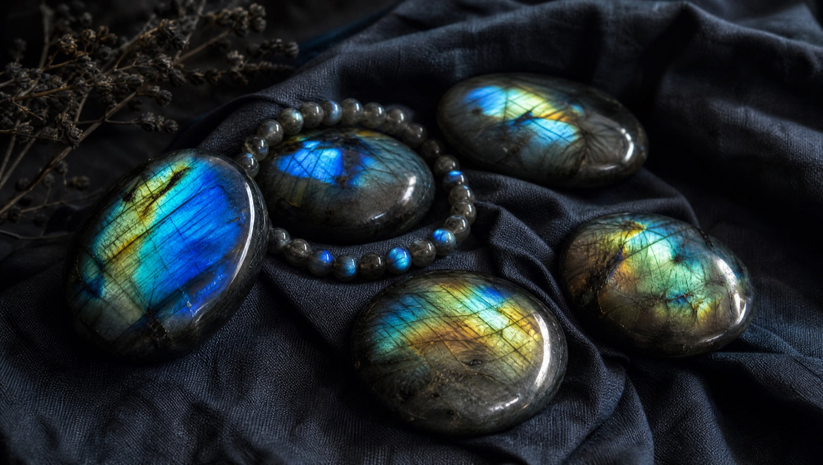 Pierres de labradorite polies aux reflets bleus et dorés avec bracelet de perles