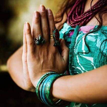 Namasté : signification, origine et geste de cette salutation
