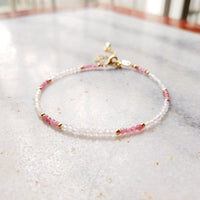 Bracelet Fin "Lueur Subtile" en Tourmaline Rose & Pierres Naturelles - Pierre de lune - L'Arbre des Chakras