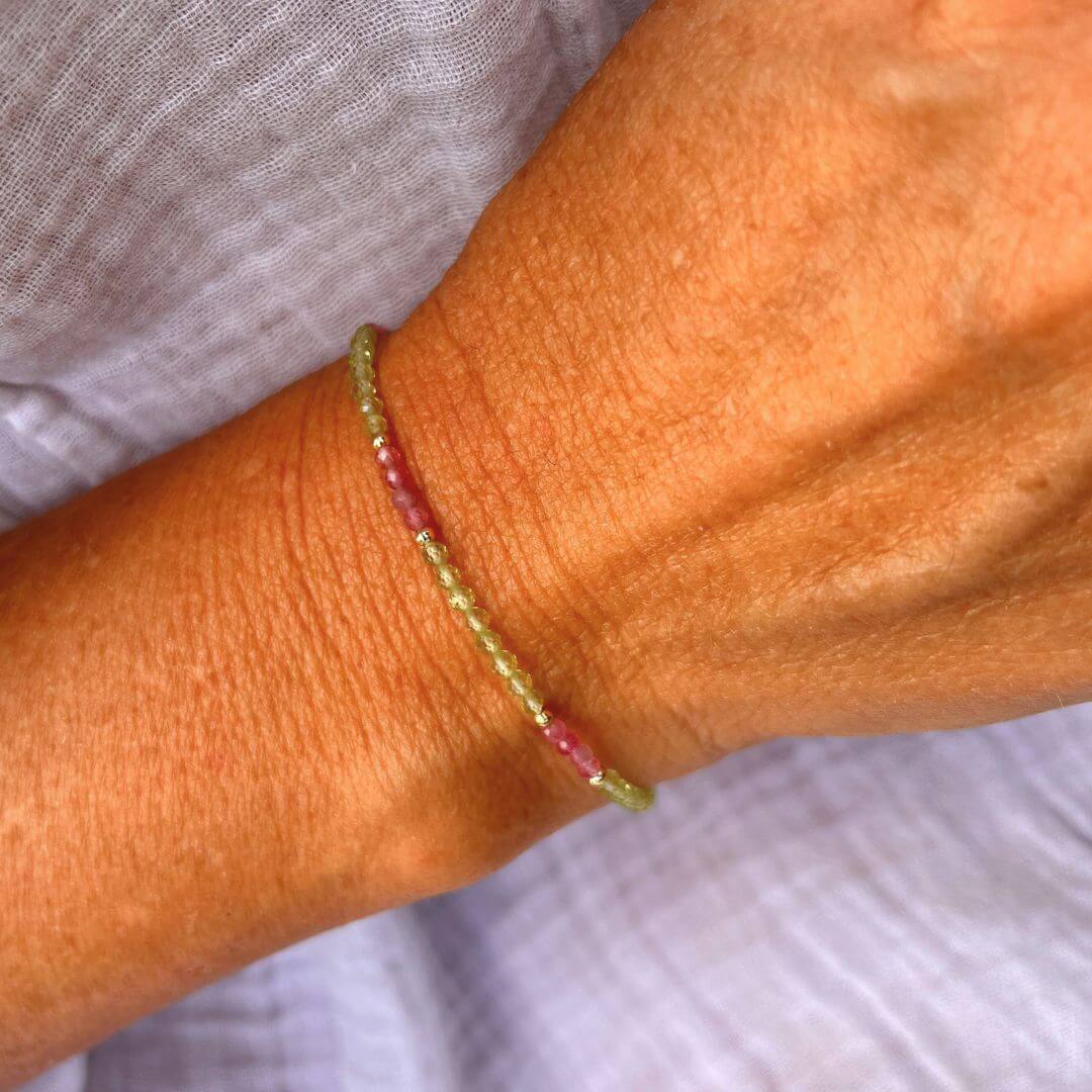 Bracelet Fin "Lueur Subtile" en Tourmaline Rose & Pierres Naturelles