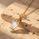 Pendentif "Pointe d’Équilibre" en Pierre de Lune - or - L'Arbre des Chakras