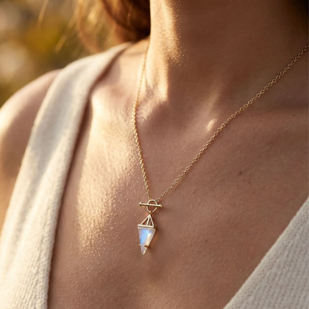 Pendentif "Pointe d’Équilibre" en Pierre de Lune - - L'Arbre des Chakras