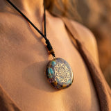 Pendentif Orgonite "Sri Yantra" en Turquoise & Oeil de Tigre - - L'Arbre des Chakras