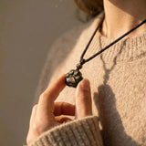 Pendentif Patte "Lien Éternel" en Obsidienne Dorée - - L'Arbre des Chakras