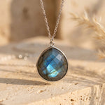 Pendentif "Protection Symbolique" en Labradorite - Argentée - L'Arbre des Chakras