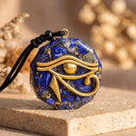 Pendentif Orgonite Oeil d'Horus en Éclats de Pierres - Lapis Lazuli - L'Arbre des Chakras