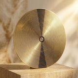 Disque Décoratif "Ondes d’Or" – Motif Géométrique Doré