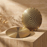 Disque Décoratif "Ondes d’Or" – Motif Géométrique Doré
