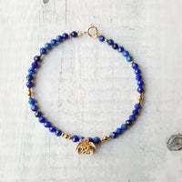 Bracelet "Bleu Sacré" en Lapis Lazuli & Fleur Dorée -  - L'Arbre des Chakras