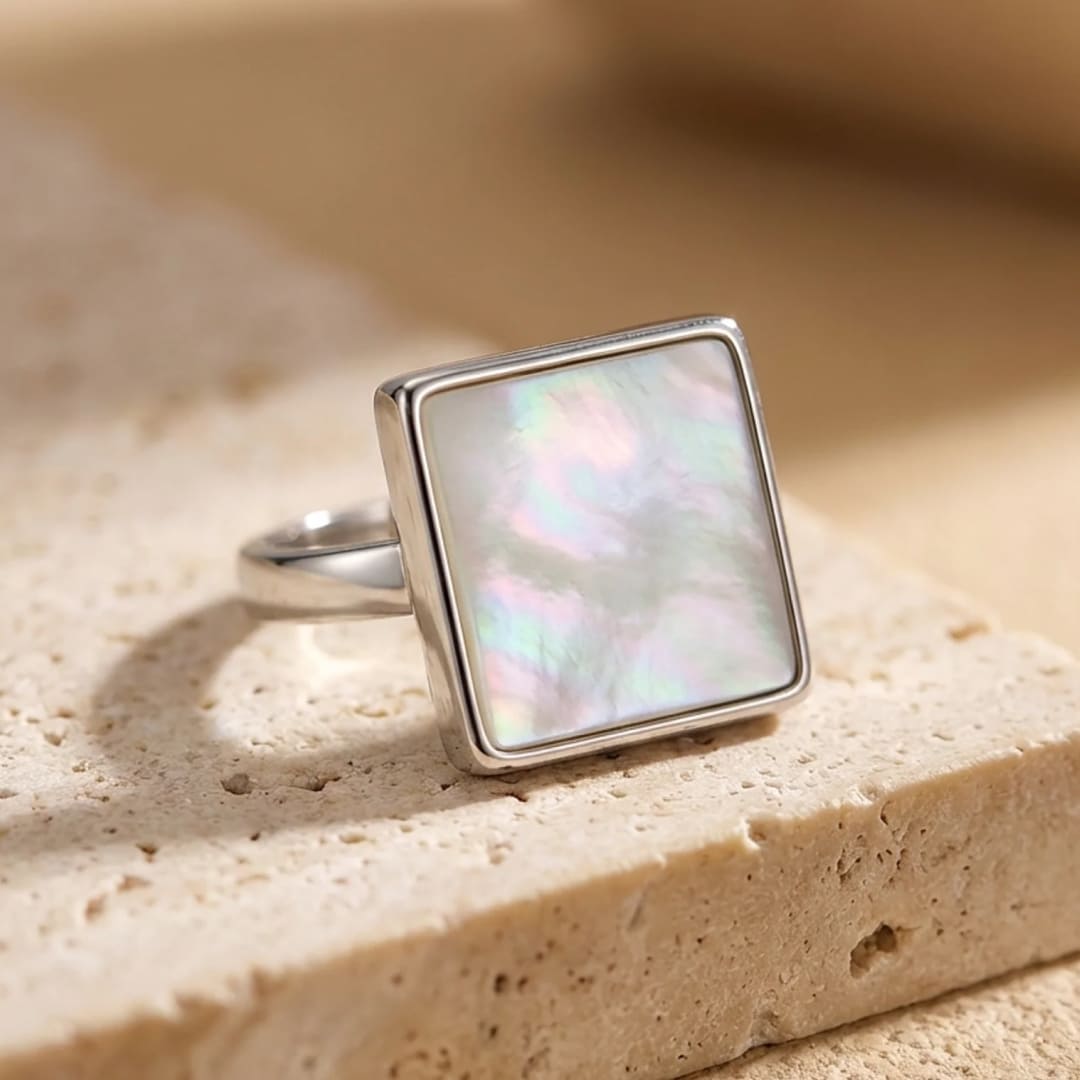 Bague Carré "Reflet Apaisant" en Nacre - - L'Arbre des Chakras