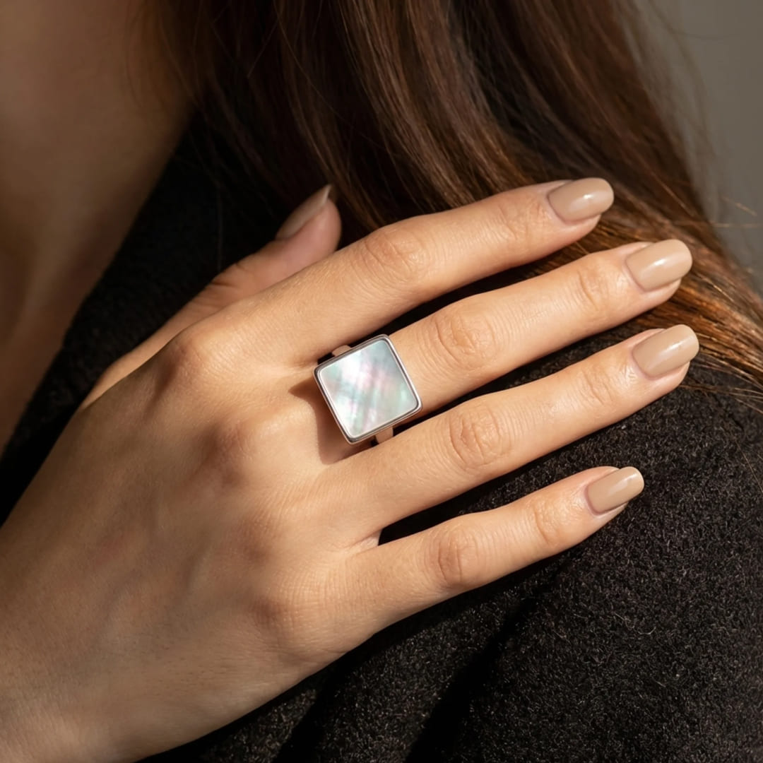 Bague Carré "Reflet Apaisant" en Nacre - - L'Arbre des Chakras
