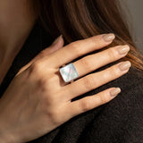 Bague Carré "Reflet Apaisant" en Nacre - - L'Arbre des Chakras
