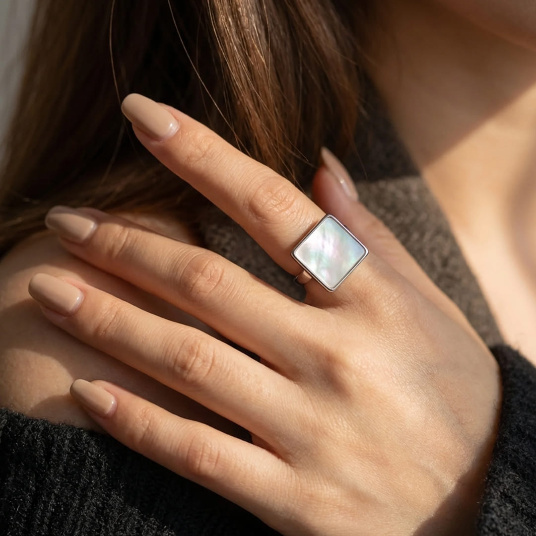 Bague Carré "Reflet Apaisant" en Nacre - - L'Arbre des Chakras