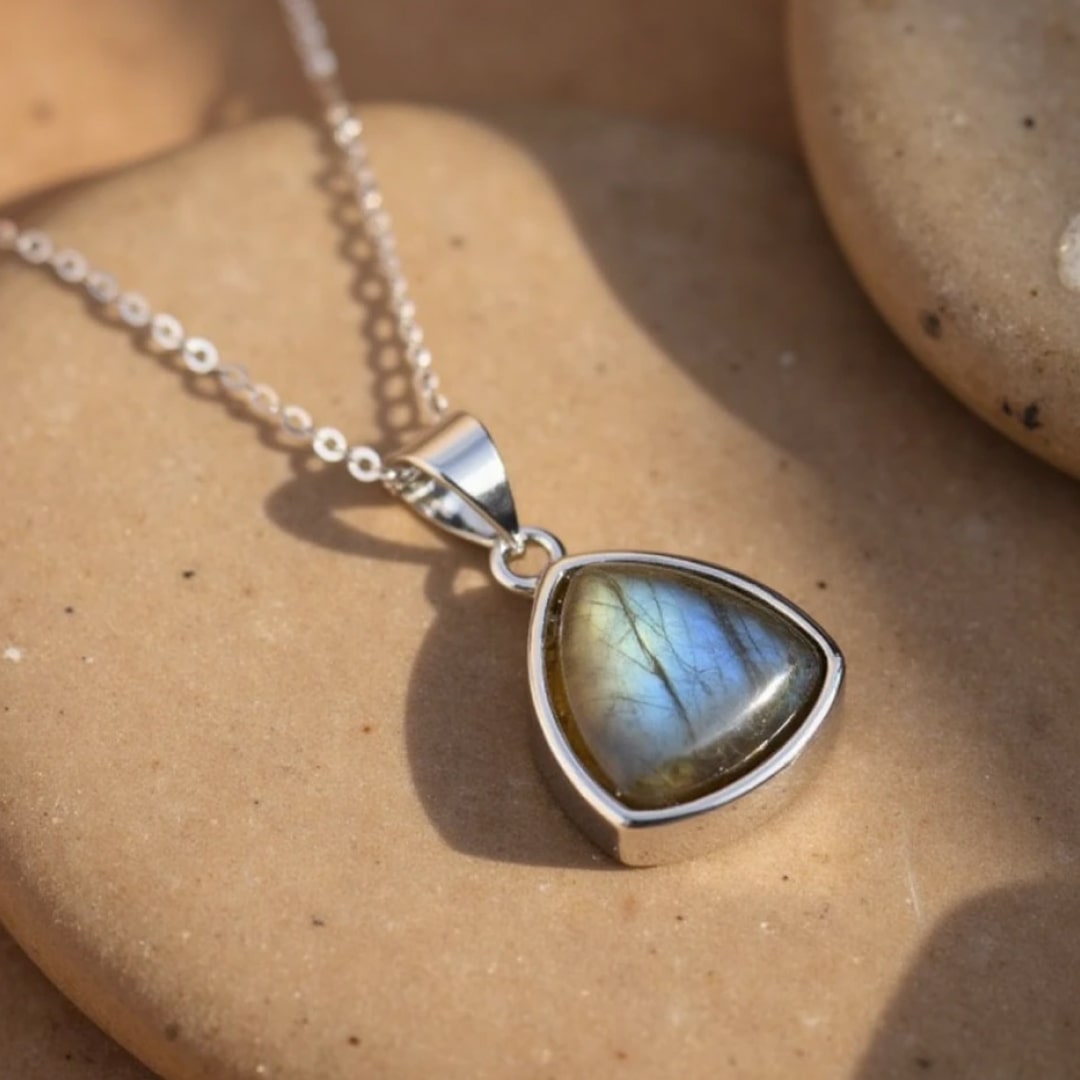 Pendentif "Protecteur d'Aura" en Labradorite - - L'Arbre des Chakras
