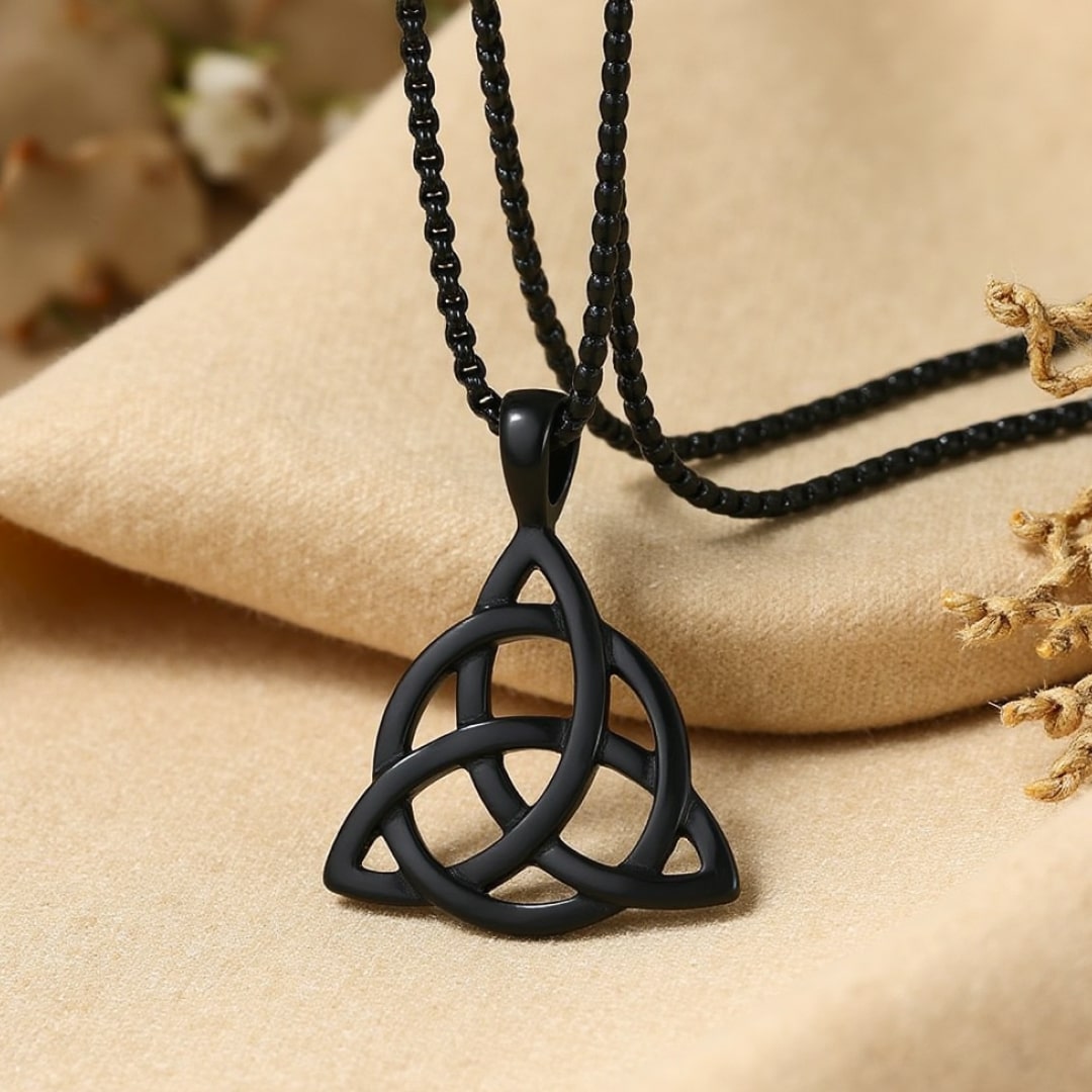 Pendentif "Triquetra" en Acier Inoxydable - Noir - L'Arbre des Chakras