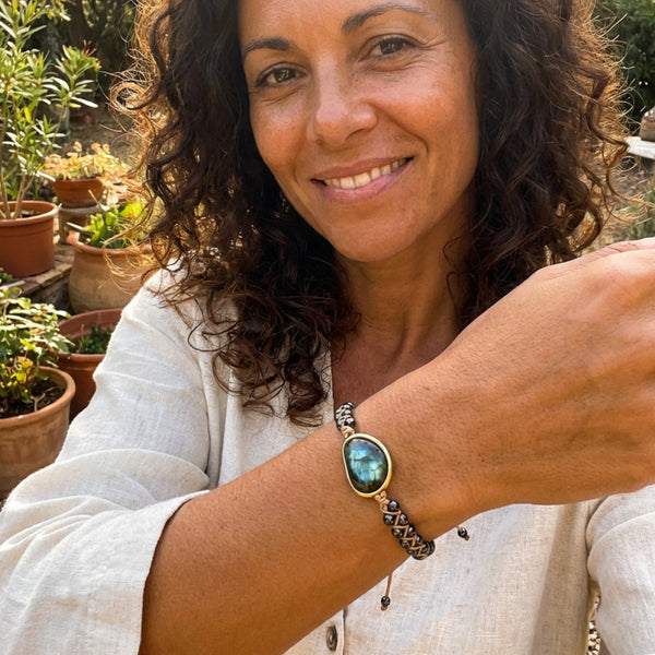 Cliente portant un bracelet en pierres naturelles