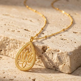 Pendentif "Éveil du Lotus" Doré - - L'Arbre des Chakras