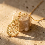 Pendentif "Éveil du Lotus" Doré - - L'Arbre des Chakras