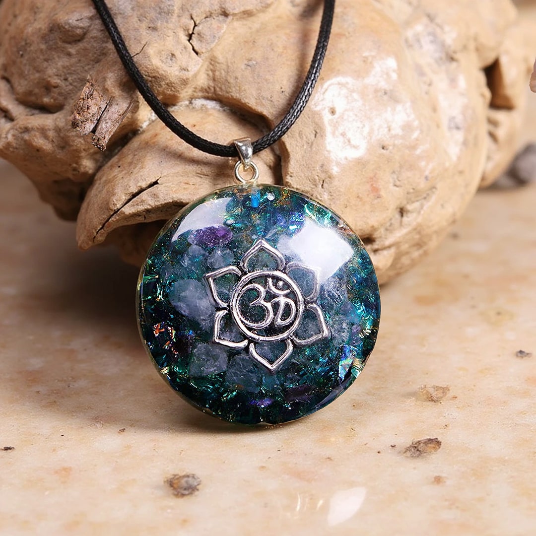 Pendentif Orgonite "Harmonie Divine" Symbole OM & Lotus