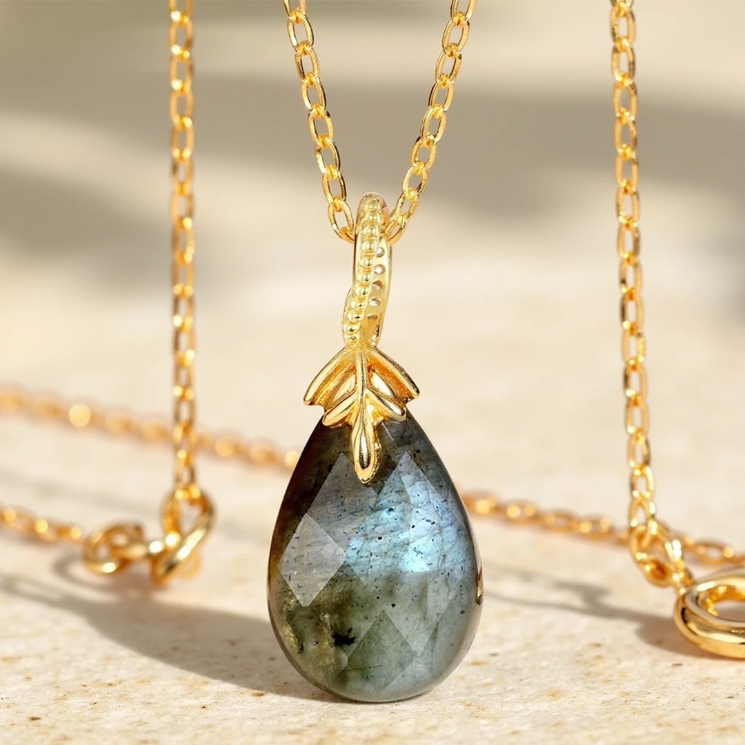 Pendentif "Bouclier Céleste" en Labradorite