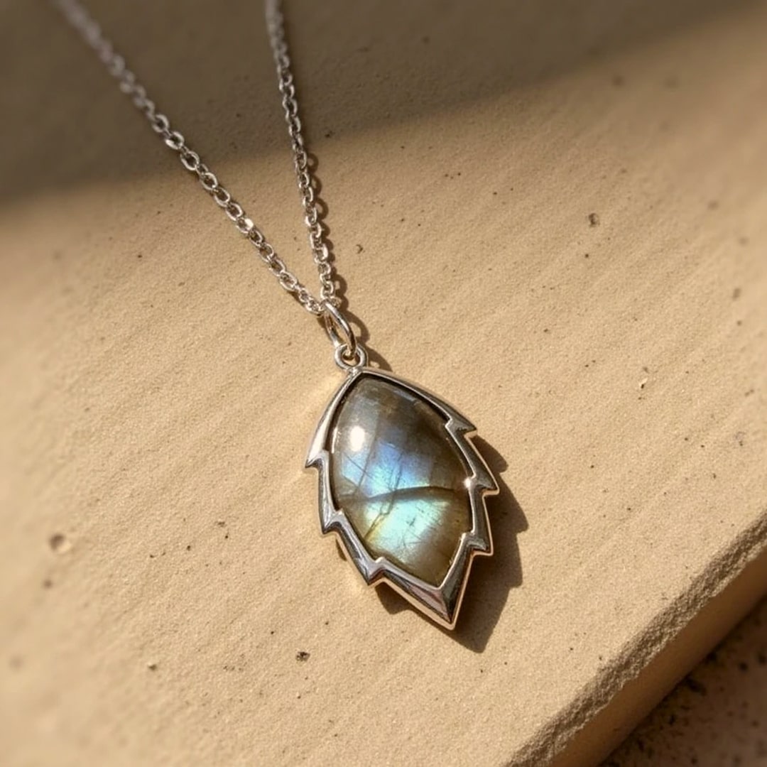 Pendentif "Feuille de Lumière" en Labradorite