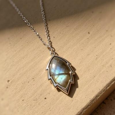 Pendentif "Feuille de Lumière" en Labradorite - - L'Arbre des Chakras