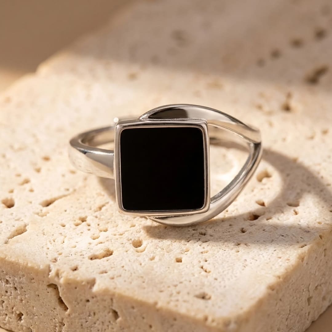 Bague "Carré Absolu – Force" en Onyx Noir - - L'Arbre des Chakras