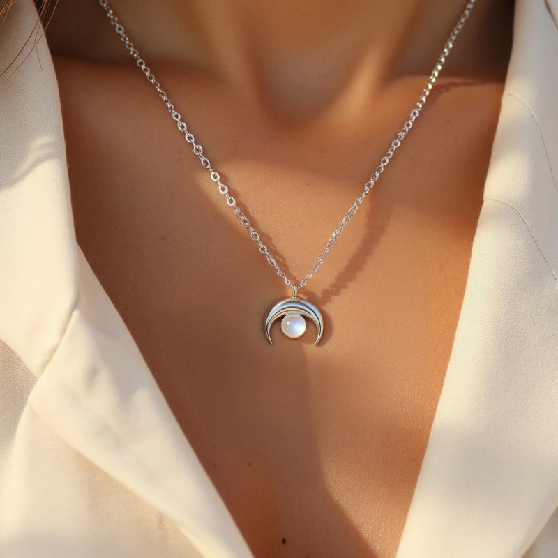 Collier Croissant de Lune en Pierre de Lune