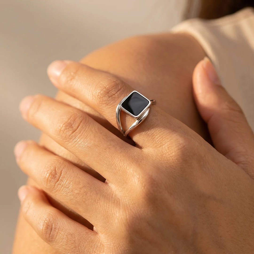 Bague "Carré Absolu – Force" en Onyx Noir - - L'Arbre des Chakras