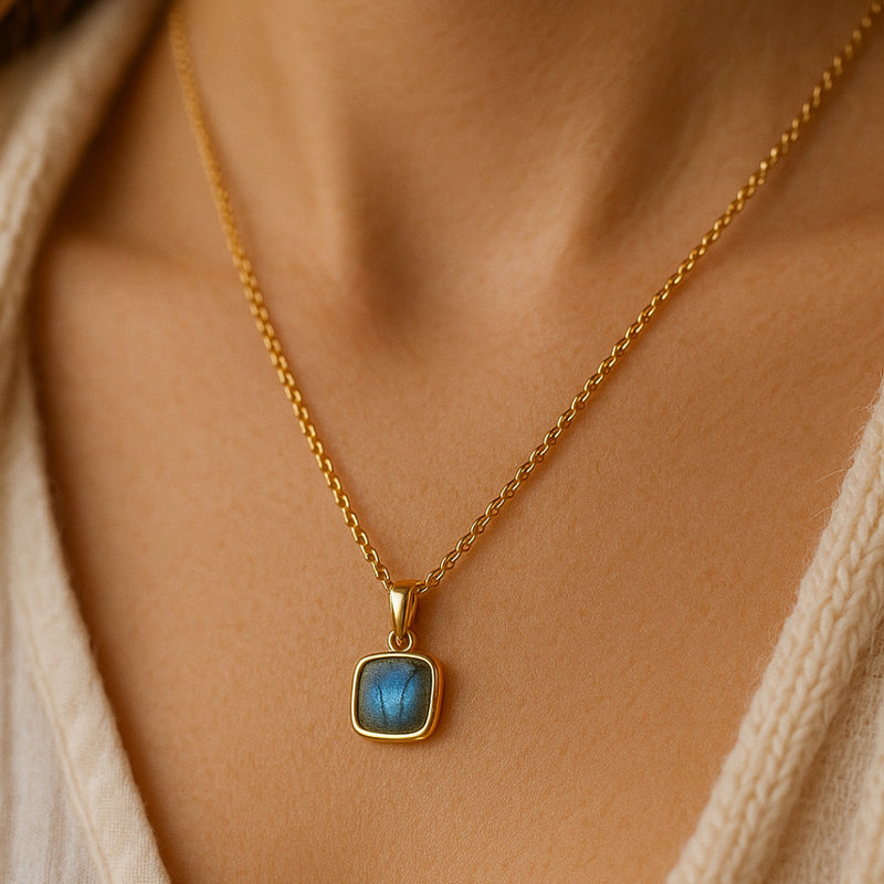 Pendentif "Bouclier de Lumière" en Labradorite