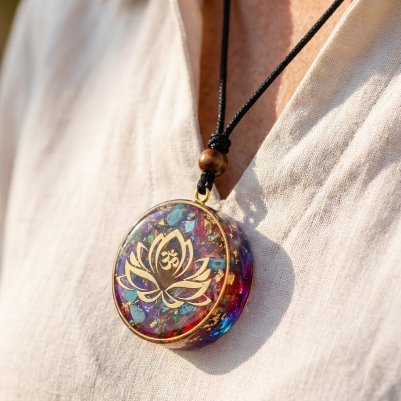 Pendentif Orgonite "Lotus-Om" en Turquoise & Oeil de Tigre
