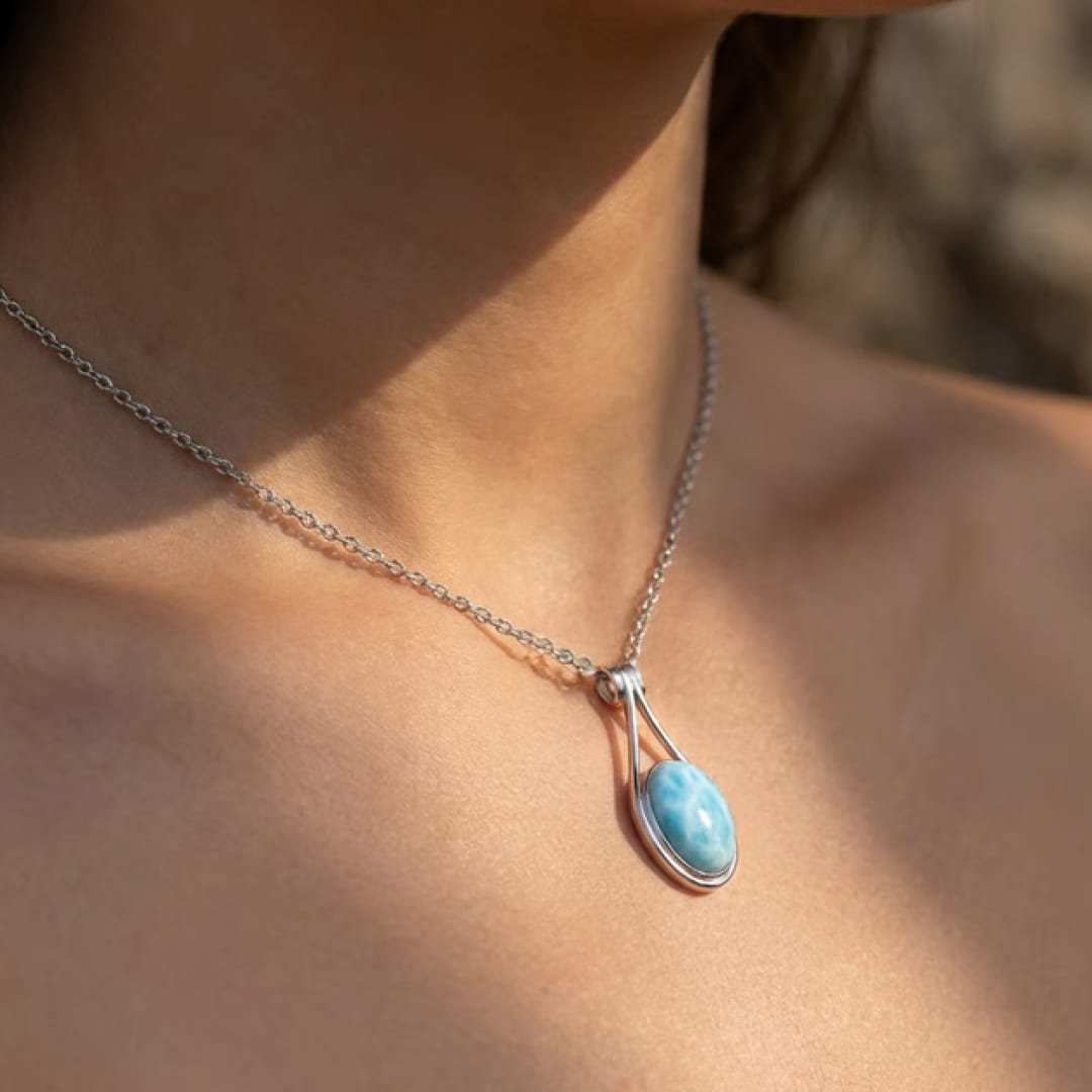 Pendentif "Éclat de Sérénité" en Larimar et Argent - - L'Arbre des Chakras