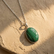 Pendentif "Renaissance Intérieure" en Malachite - - L'Arbre des Chakras