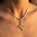 Pendentif "Protection Éternelle" - Nœud de Sorcière, Chaîne plate - - L'Arbre des Chakras