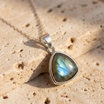 Pendentif "Protecteur d'Aura" en Labradorite & Argent - - L'Arbre des Chakras