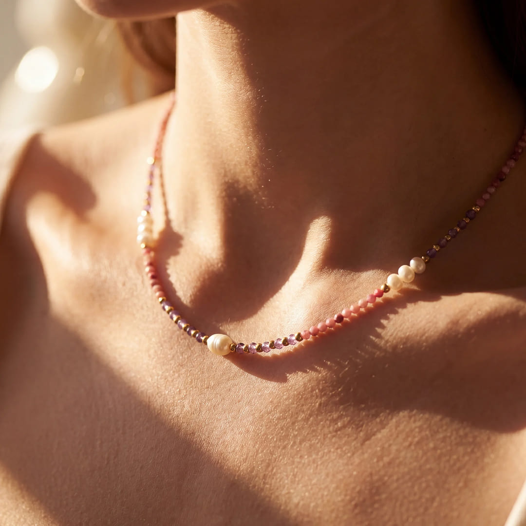 Collier "Éclat de Sérénité" en Rhodonite, Améthyste & Perles d'eau Douce - - L'Arbre des Chakras
