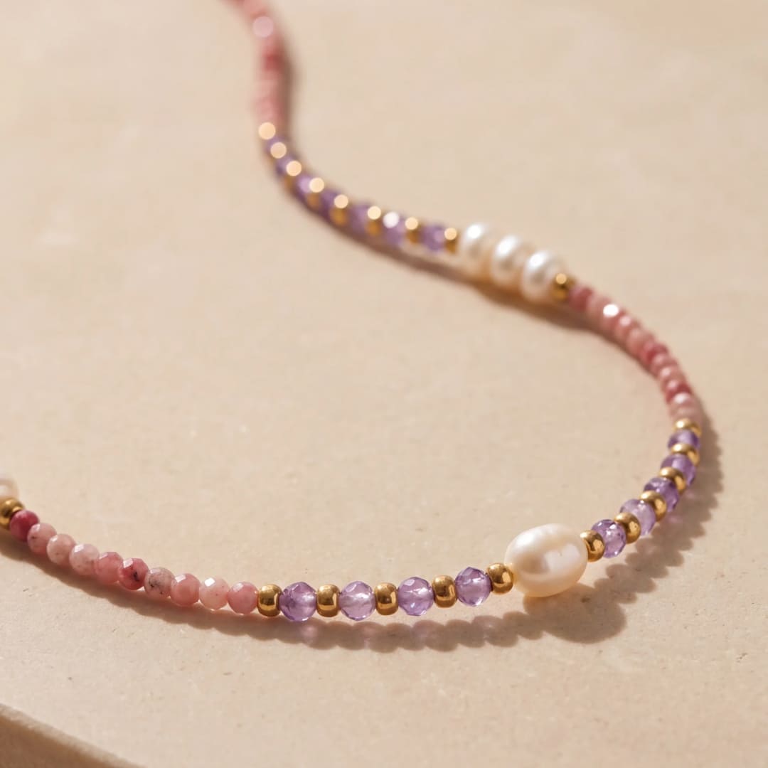 Collier "Éclat de Sérénité" en Rhodonite, Améthyste & Perles de Culture d'Eau Douce - - L'Arbre des Chakras