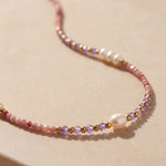 Collier "Éclat de Sérénité" en Rhodonite, Améthyste & Perles de Culture d'Eau Douce - - L'Arbre des Chakras