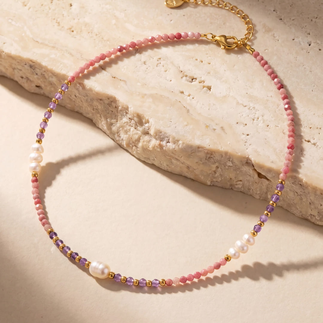 Collier "Éclat de Sérénité" en Rhodonite, Améthyste & Perles d'eau Douce - - L'Arbre des Chakras