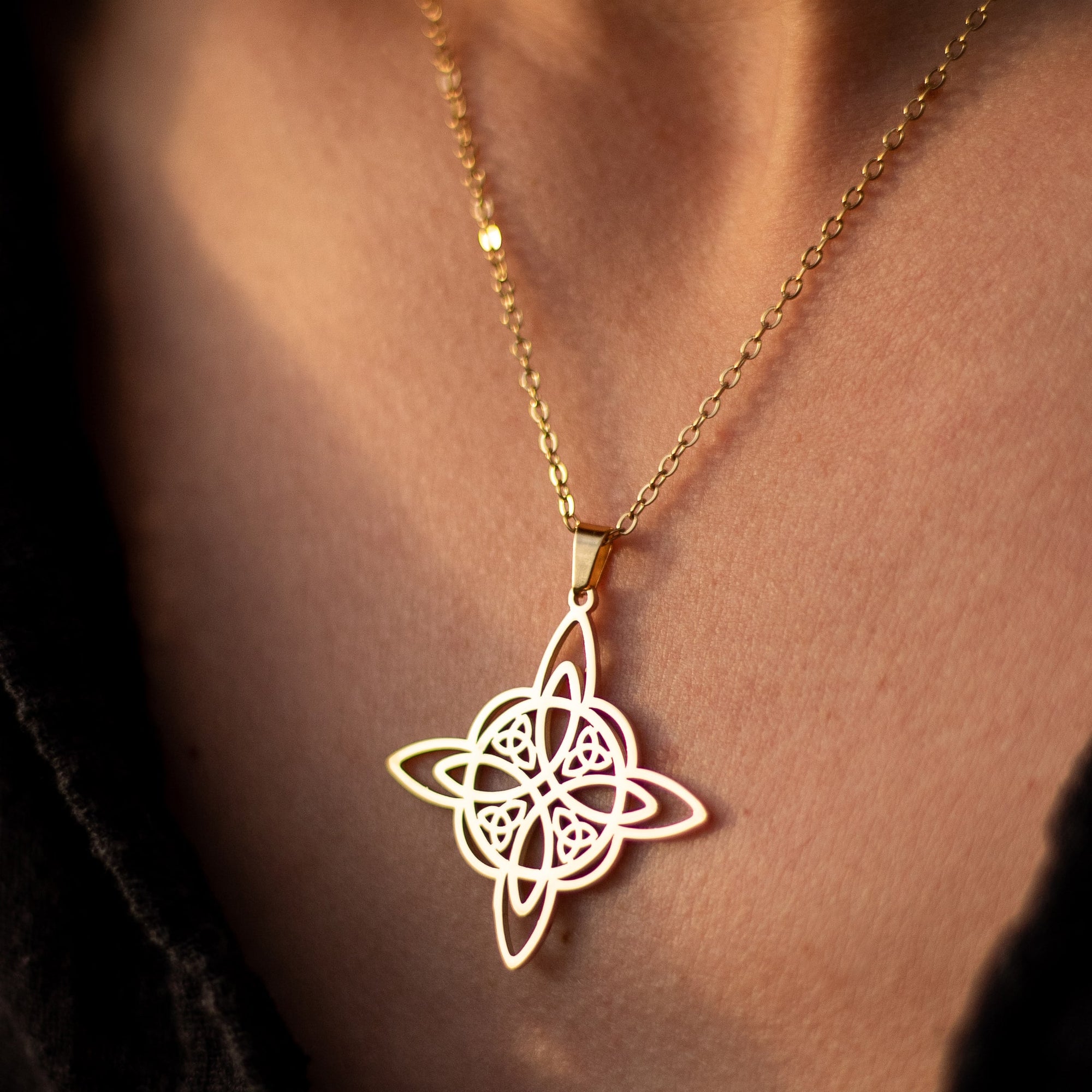 Pendentif "Protection Éternelle" en Nœud de Sorcière