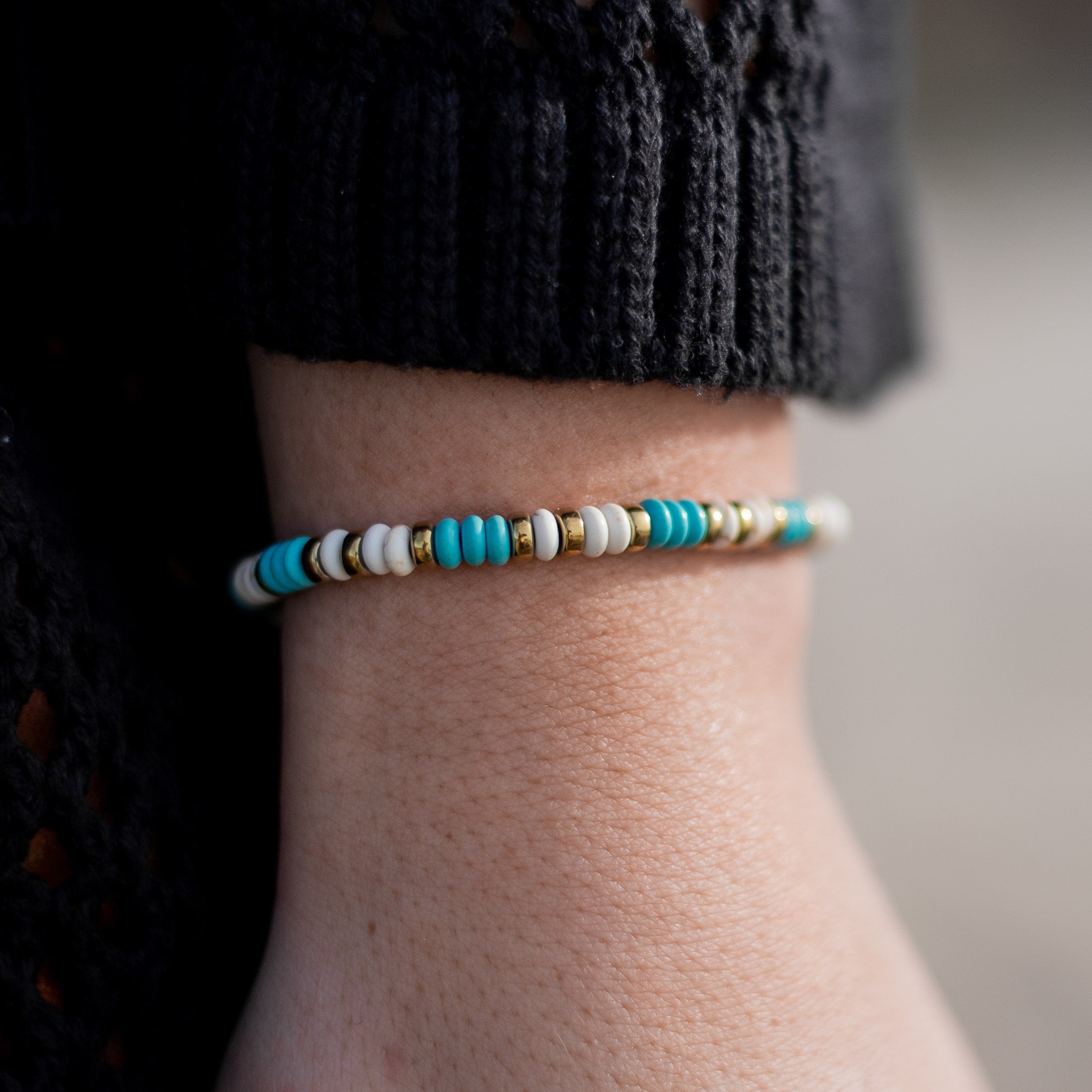 Bracelet "Vibration" en Turquoise & Howlite - - L'Arbre des Chakras