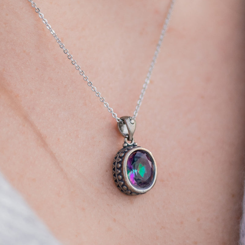 Pendentif "Créativité Sereine" en Topaze Mystique Arc-en-Ciel - - L'Arbre des Chakras