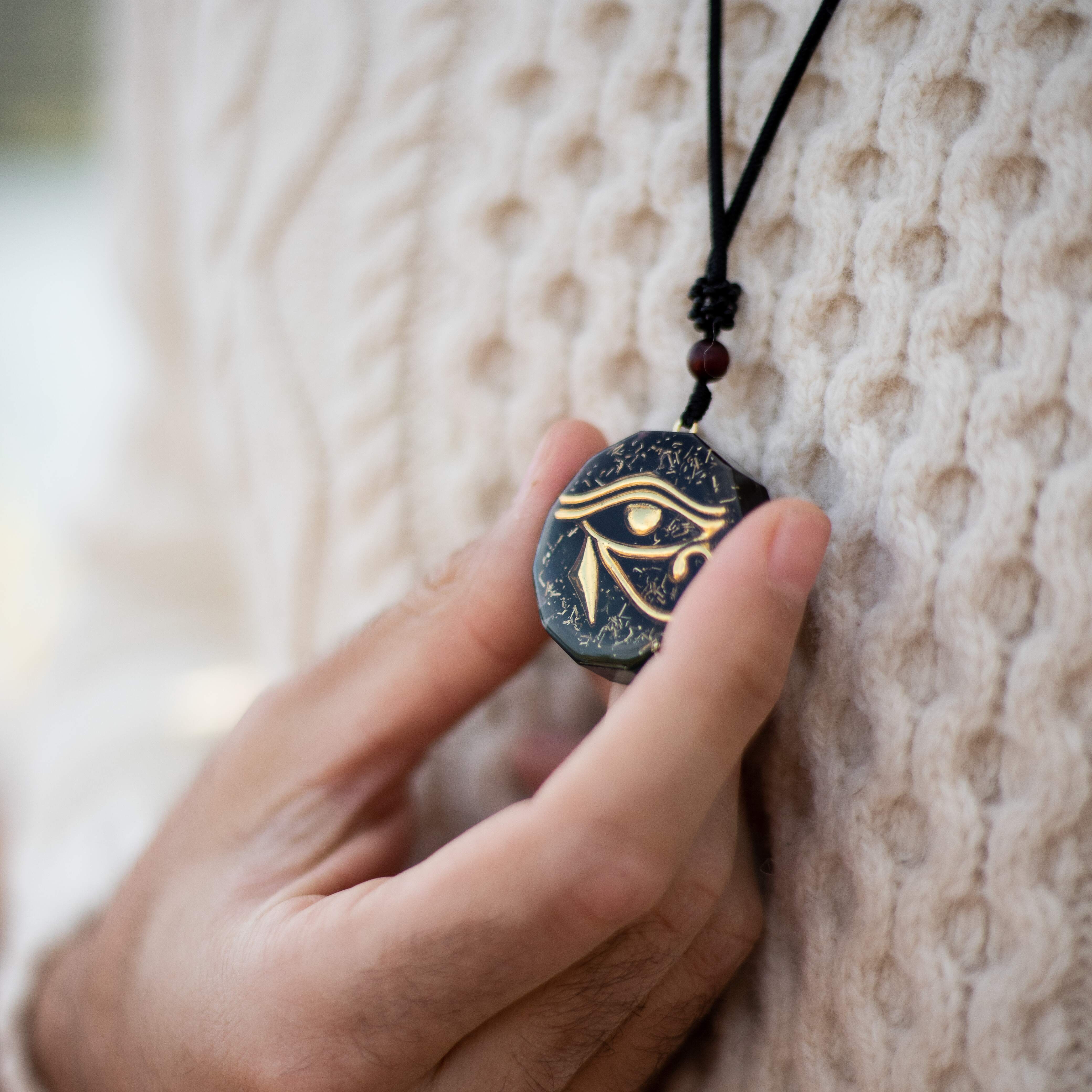 Pendentif Orgonite Oeil d'Horus en Pierres Naturelles - - L'Arbre des Chakras