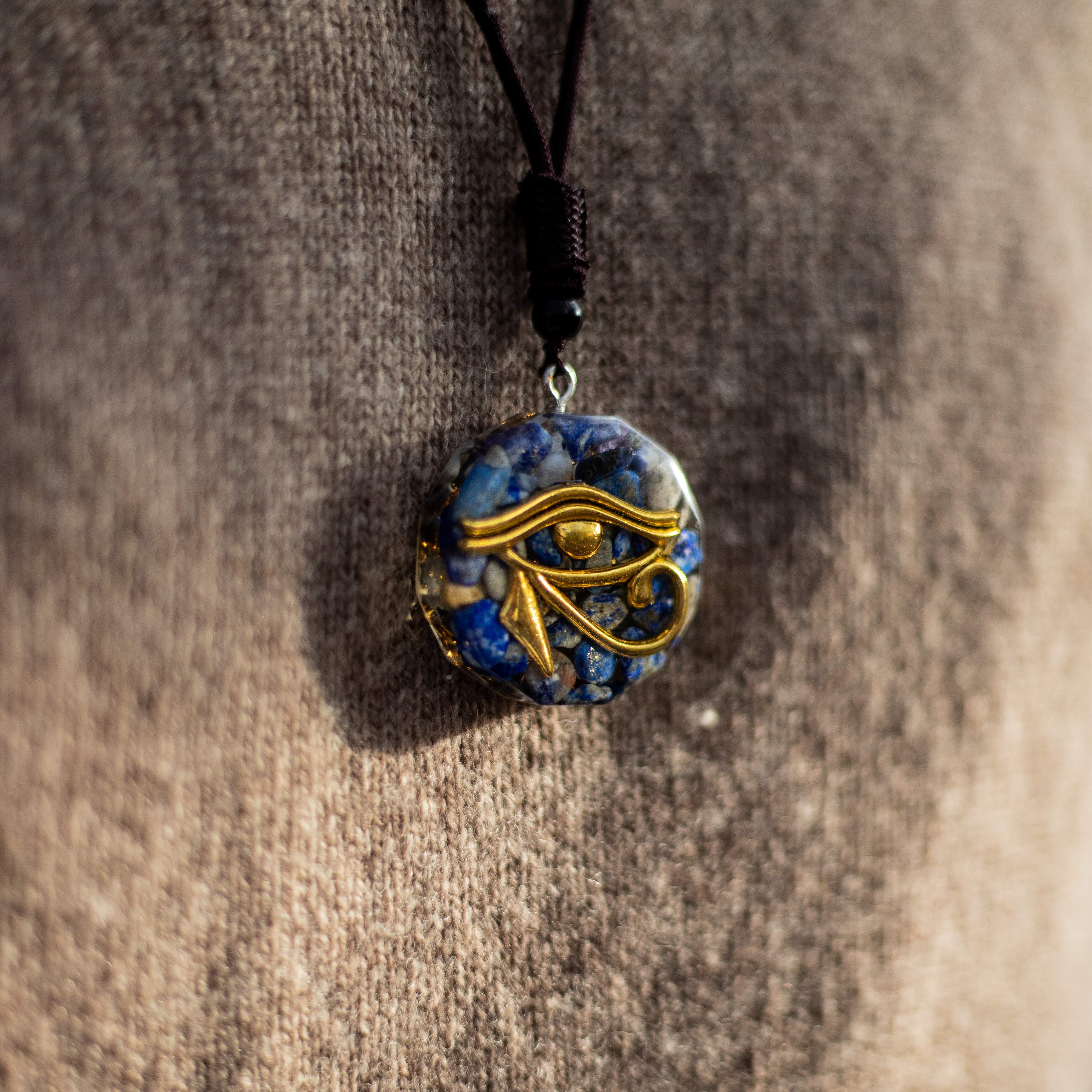 Pendentif Orgonite Oeil d'Horus en Pierres Naturelles - - L'Arbre des Chakras