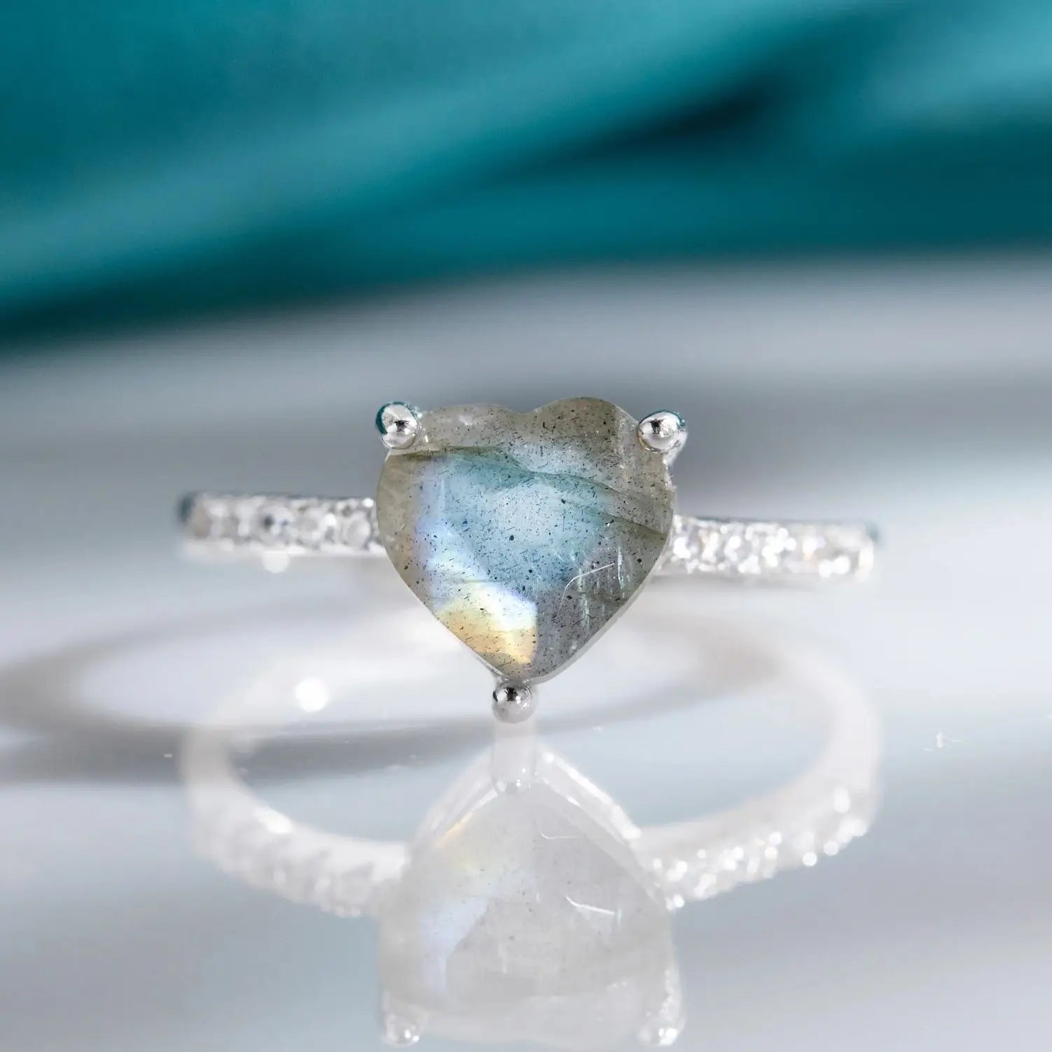 Bague Ajustable "Esprit Cœur" en Labradorite