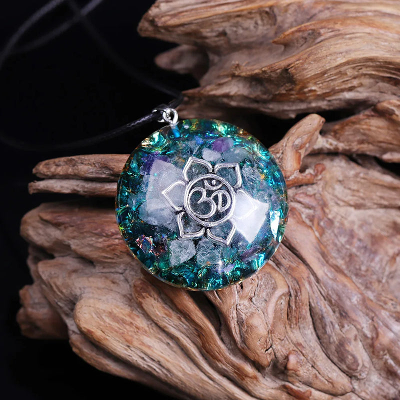 Pendentif Orgonite "Harmonie Divine" avec Symbole OM & Lotus - - L'Arbre des Chakras