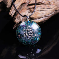 Pendentif Orgonite "Harmonie Divine" avec Symbole OM & Lotus - - L'Arbre des Chakras